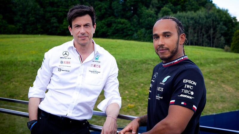 F1, lo schiaffo della Mercedes alla FIA: Wolff e Hamilton disertano la cerimonia di premiazione 