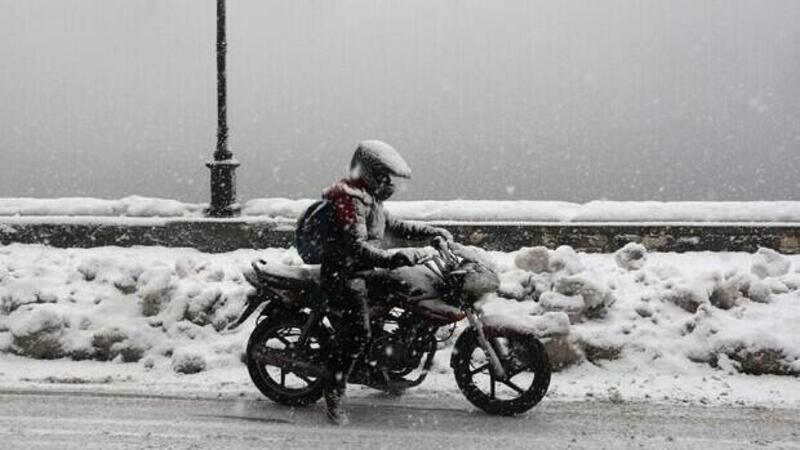 Aosta: circolano in moto con le catene alle gomme, centauri fermati in autostrada