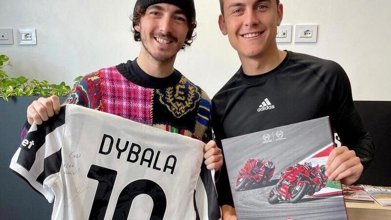 Pecco Bagnaia in visita alla Juventus (con videochiamata a Fabio Quartararo)