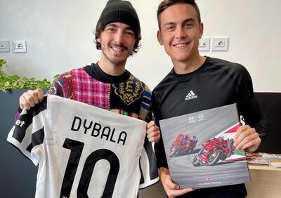 Pecco Bagnaia in visita alla Juventus (con videochiamata a Fabio Quartararo)