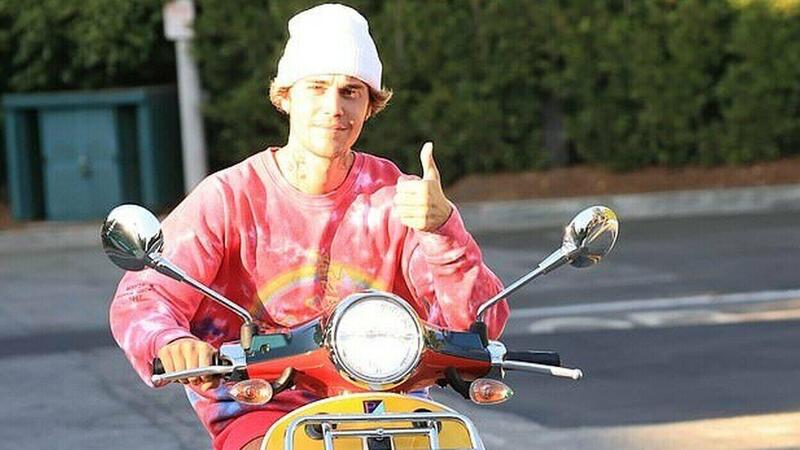 Vespa e Justin Bieber presto insieme, la collaborazione si far&agrave; nel 2022