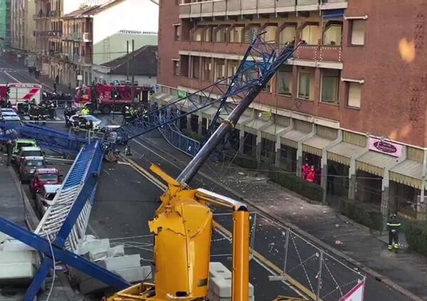 Torino, gru si schianta al suolo: morti tre operai, un&rsquo;auto schiacciata e traffico in tilt. &ldquo;Sfiorata la strage&rdquo;