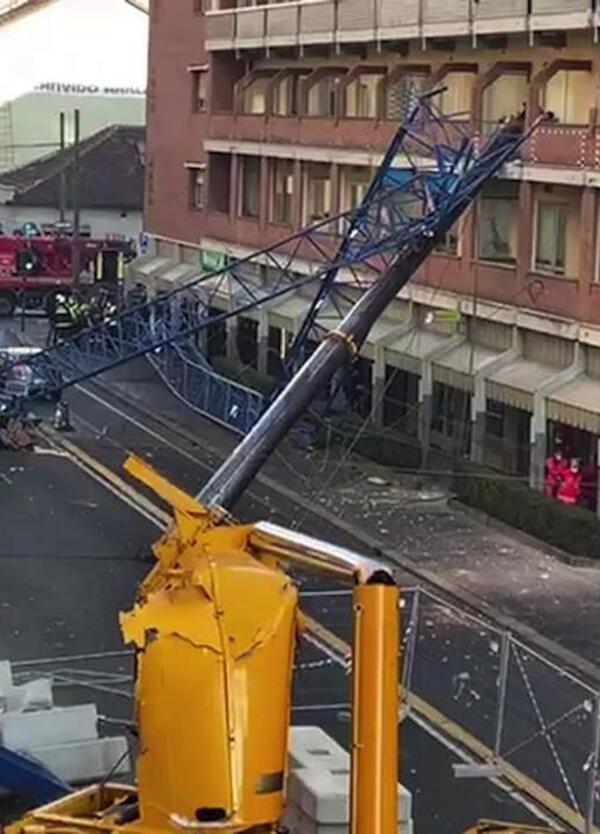Torino, gru si schianta al suolo: morti tre operai, un&rsquo;auto schiacciata e traffico in tilt. &ldquo;Sfiorata la strage&rdquo;