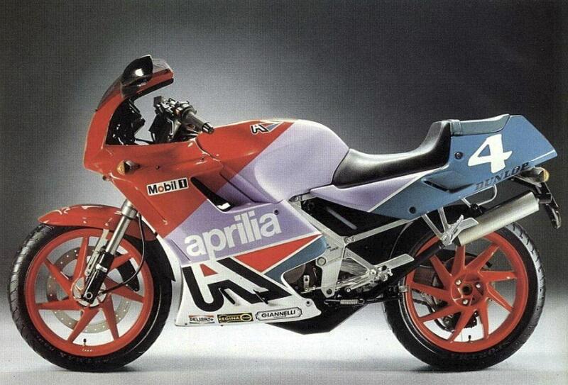 L&rsquo;Aprilia AF1, qui in versione Sintesi Replica, era azionata da un motore Rotax 123, che nel 1989 erogava 29 CV a 10500 giri/min. Il telaio era a doppia trave portante e la sospensione posteriore a singolo braccio oscillante