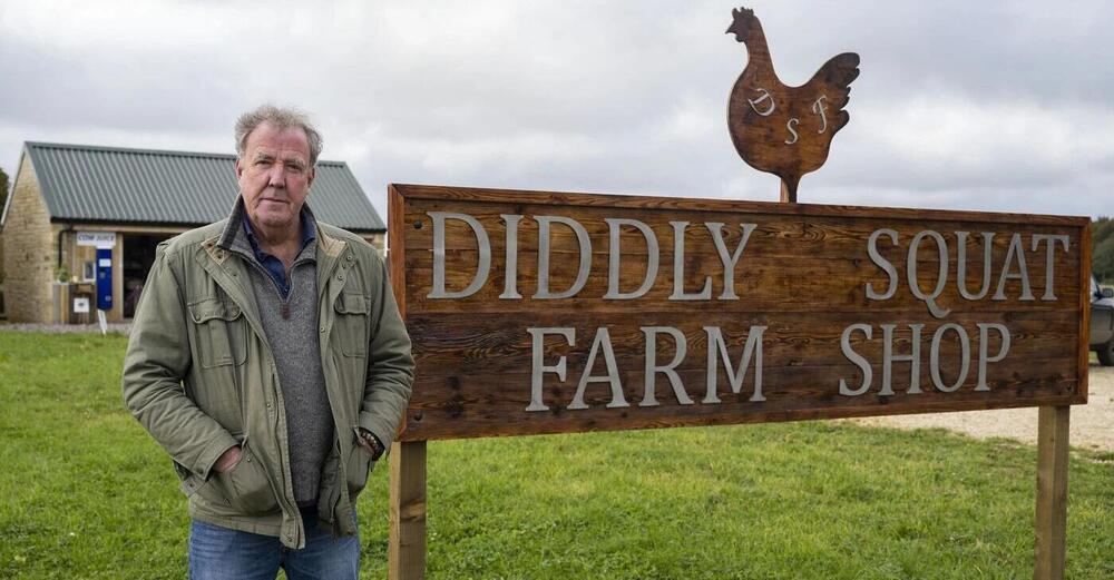 Assalto alla fattoria di Jeremy Clarkson, tra auto e fango: scoppia ancora la polemica