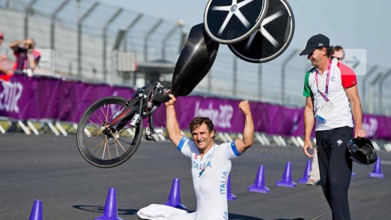 Alex Zanardi a casa: la regola dei cinque secondi &egrave; il vero canto di Natale