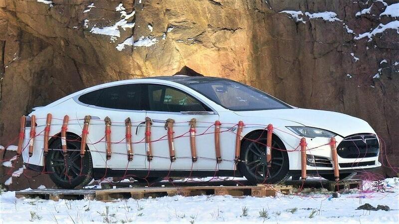 Fa esplodere la sua Tesla con 30 kg di dinamite! [Video]