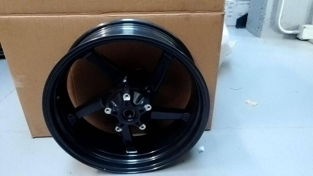 RUOTA POSTERIORE APRILIA RSV E TUONO AP8108676 (2)