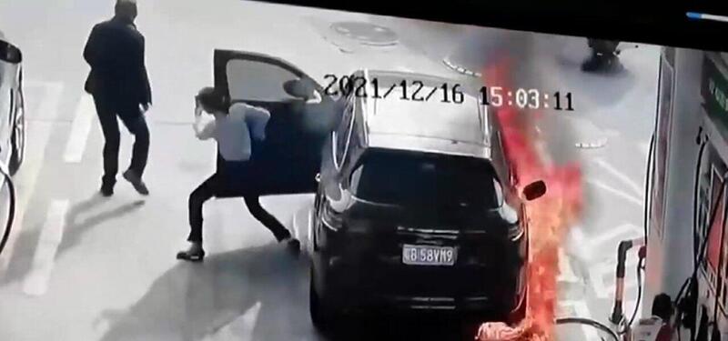 Piromane da fuoco ad una Porsche Cayenne [video]