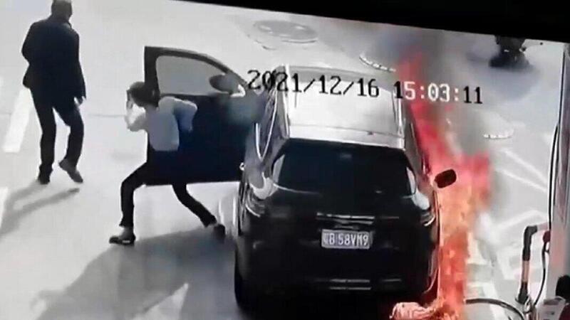 Piromane da fuoco ad una Porsche Cayenne [video]