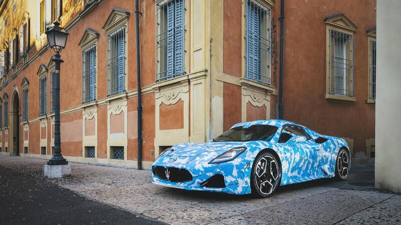 Maserati MC20, in arrivo la versione cabrio in una veste camouflage  