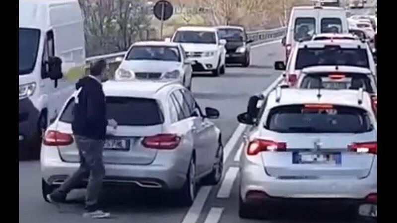 Sorpasso esterno corsia (contromano) e lite in diretta: il video dei 2 automobilisti finito in rete