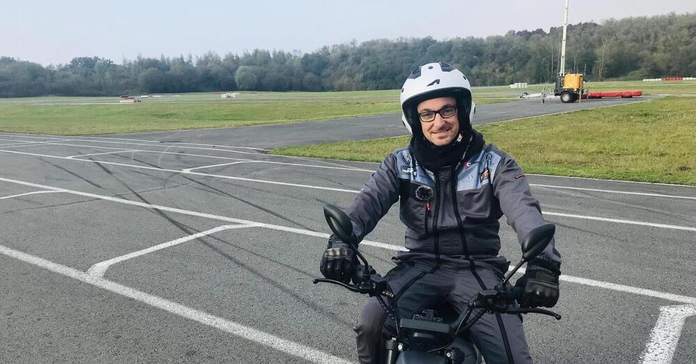 Nuovo Guinness dei primati: lo youtuber viaggia per 24 ore su una moto elettrica