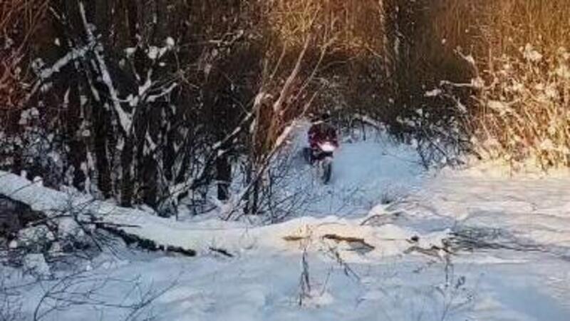 Ma quale slitta? Babbo Natale ha un gran manico e una vecchia Africa Twin [VIDEO]