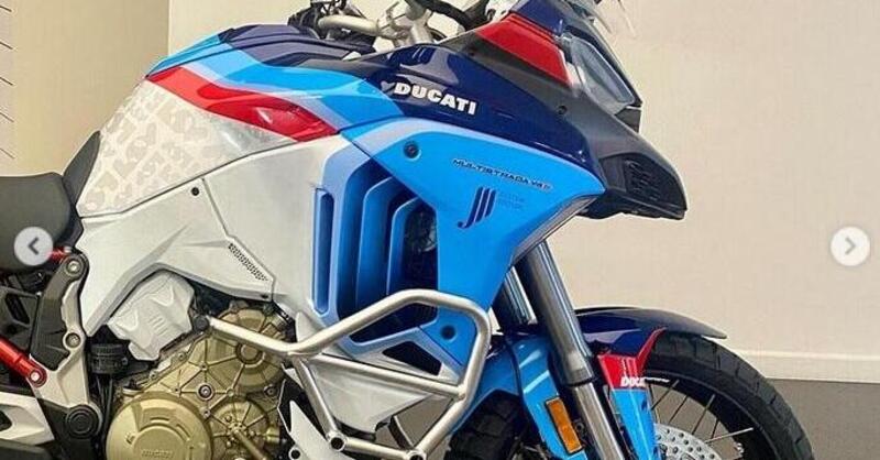 Una Ducati Multistrada V4 special in una colorazione in bilico tra Honda Africa Twin e BMW GS