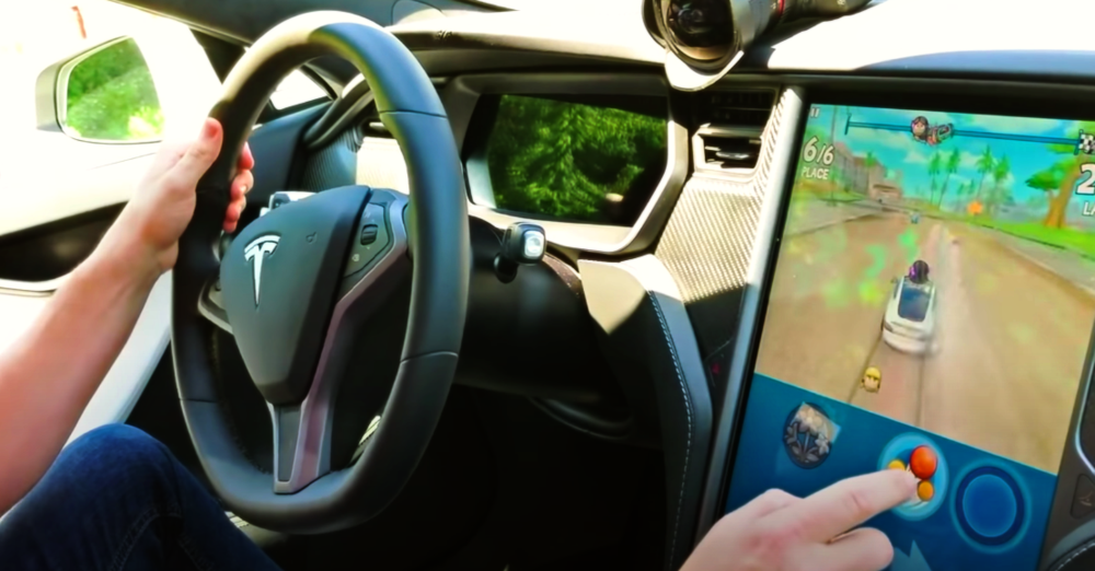 Troppi conducenti di Tesla giocano ai videogame mentre sono al volante: scatta l&rsquo;indagine