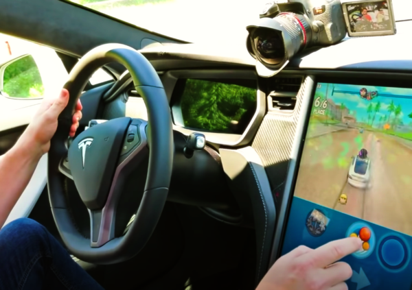 Troppi conducenti di Tesla giocano ai videogame mentre sono al volante: scatta l&rsquo;indagine
