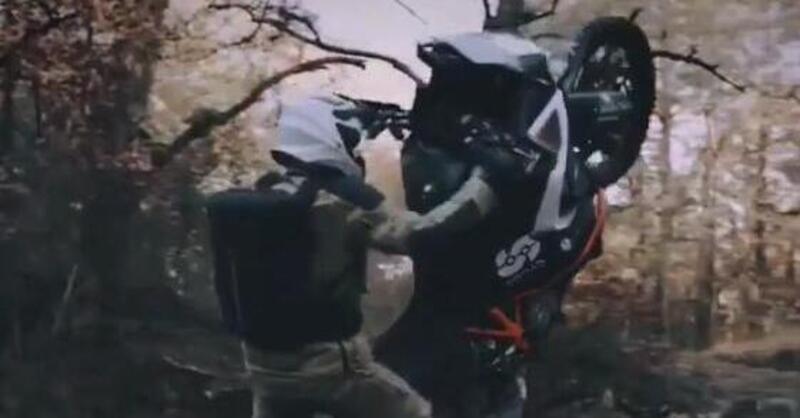 Off road e impennata con la KTM SuperAdventure, ma &egrave; andata male [VIDEO VIRALE]