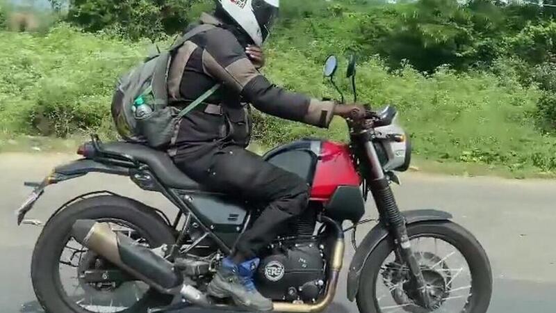 Royal Enfield Scram 411. Fotografata durante i collaudi