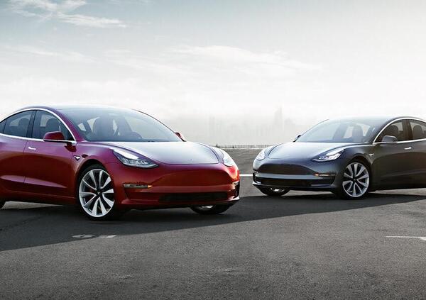 Cattive notizie per Tesla: richiamate 500mila vetture per problemi al bagagliaio