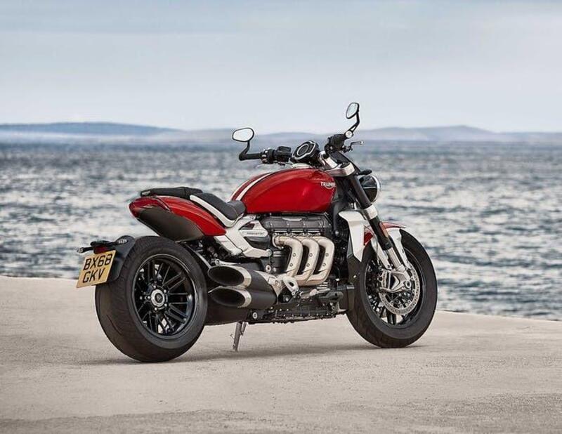 Nella poderosa Triumph Rocket 3 oltre alla incredibile cilindrata (ben 2460 cm3) spicca l&rsquo;architettura del motore, a tre cilindri in linea longitudinale; in questo caso per&ograve; sono verticali e non orizzontali come nella K75