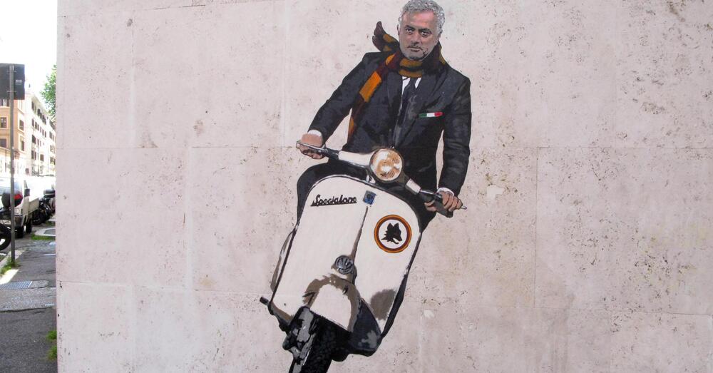 Il murales dedicato a Mourinho prende vita, eccolo in sella alla sua Vespa-personalizzata [FOTO]