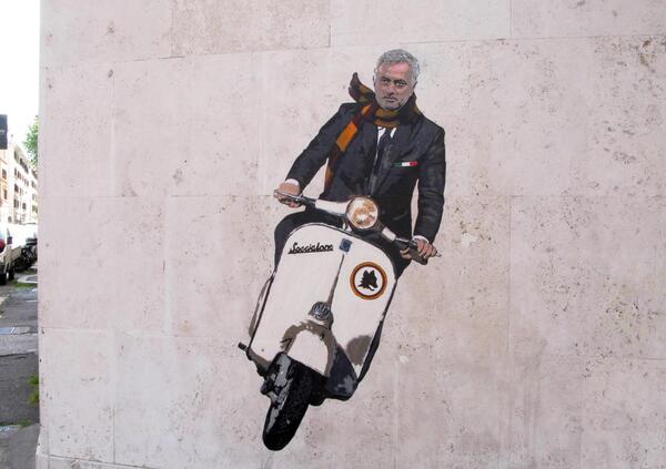 Il murales dedicato a Mourinho prende vita, eccolo in sella alla sua Vespa-personalizzata [FOTO]