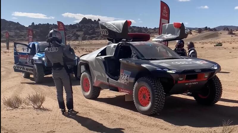 Come si ricarica AUDI RS Q e-tron alla DAKAR 22: con il TURBO (benzina) a PALLA!