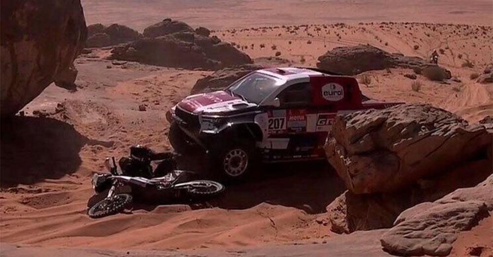 Dakar 2022: l&#039;assurdo episodio del motociclista investito da un altro concorrente (che non si &eacute; fermato) [VIDEO]
