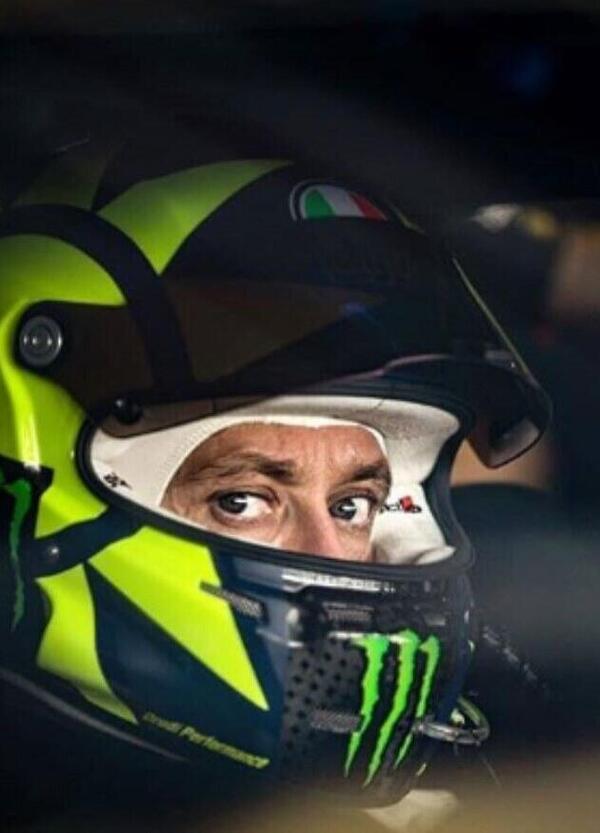 Valentino Rossi alla 12 Ore del Golfo con la Ferrari: ecco come seguire la diretta