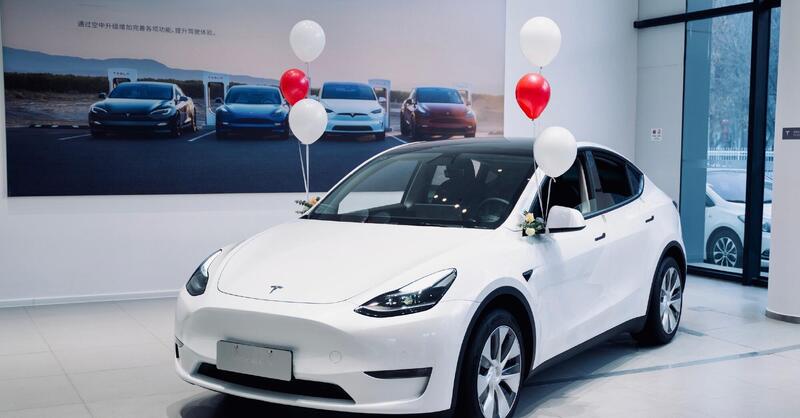 Tesla nella bufera: lo showroom nello Xinjiang sotto accusa