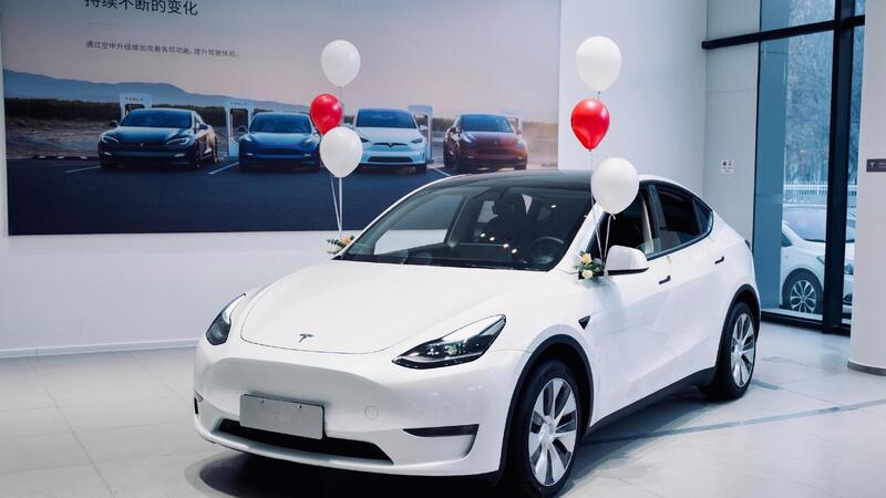 Tesla nella bufera: lo showroom nello Xinjiang sotto accusa