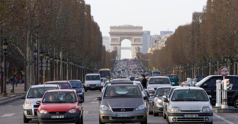 Francia, la lotta alla CO2 si fa a suon di tasse a carico degli automobilisti 