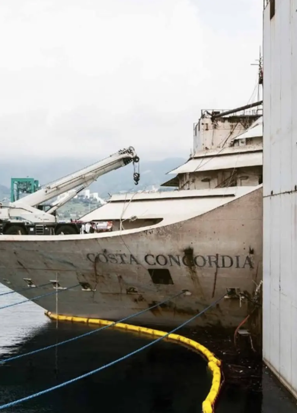 Il Dito di Dio: relitto della bruttezza umana a 10 anni dalla tragedia della Costa Concordia