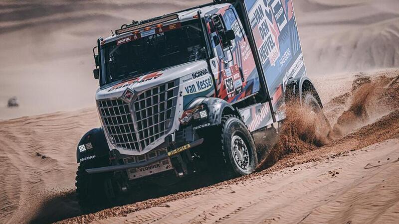 L&rsquo;incredibile volo a 140 Km/h del camion Dakarspeed: video crash Scania dal deserto