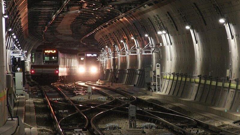 Tokyo. I soccorsi nella metro arrivano in moto