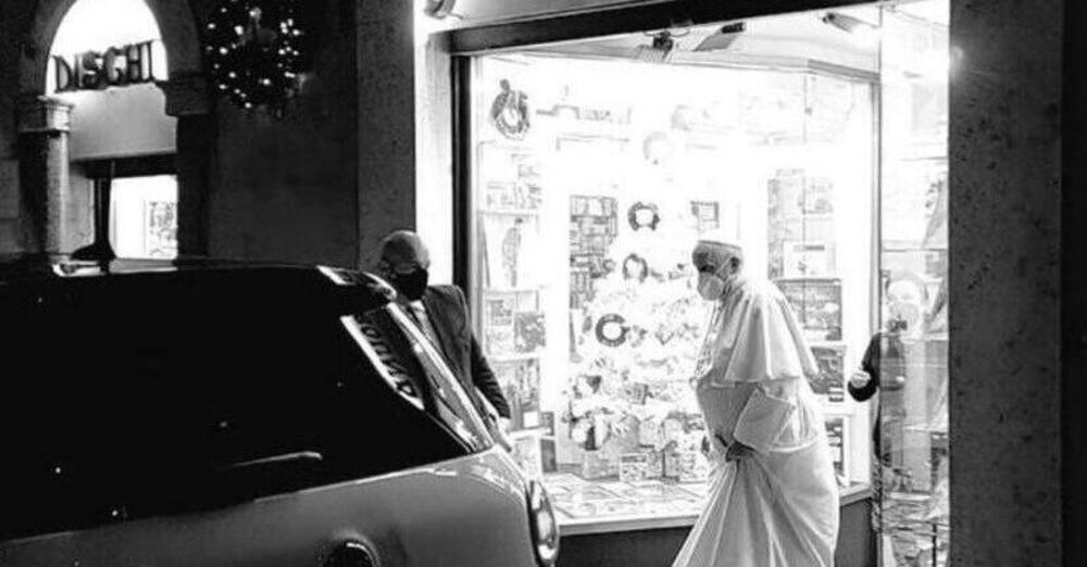 Papa Francesco, l&rsquo;arrivo in Fiat 500L e la benedizione al negozio di dischi
