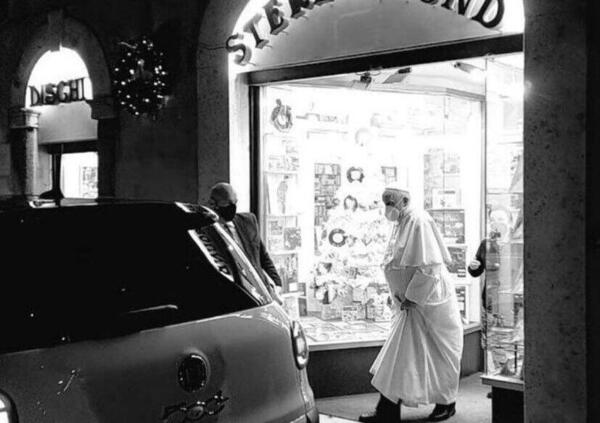Papa Francesco, l&rsquo;arrivo in Fiat 500L e la benedizione al negozio di dischi