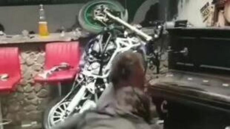 La moto sullo scaffale: sgasare &egrave; stata una pessima idea [VIDEO]