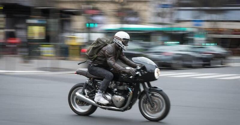 Parigi: vietati moto e scooter. Lo chiede una consultazione anti rumore