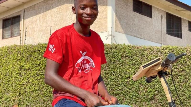 Ghana. Samuel, il ragazzo che costruisce scooter elettrici per disabili