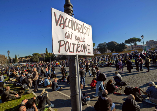 MOW a Controcorrente sul pullman coi no vax: paura e delirio in marcia su Roma [VIDEO]