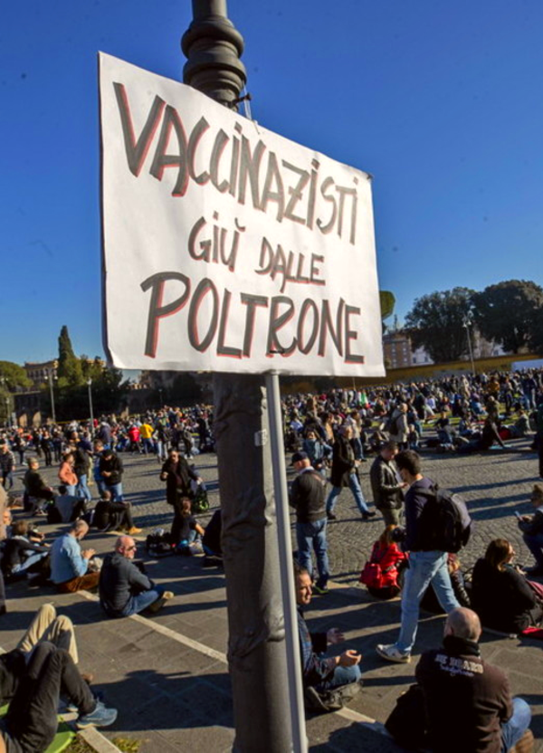 MOW a Controcorrente sul pullman coi no vax: paura e delirio in marcia su Roma [VIDEO]
