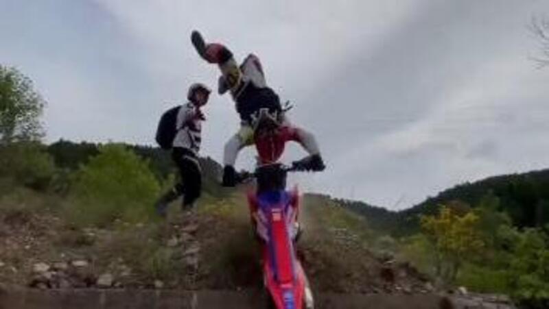 Epic fail: la moto &egrave; da enduro, ma il passaggio &egrave; da trial [VIDEO]