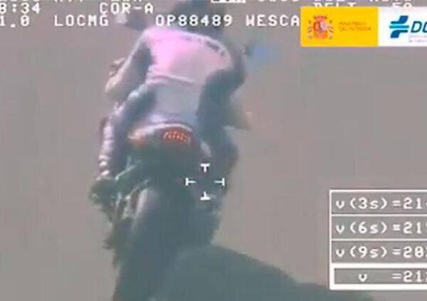  Motociclista lanciato a 200km/h viene inseguito dalla polizia con un drone [VIDEO]