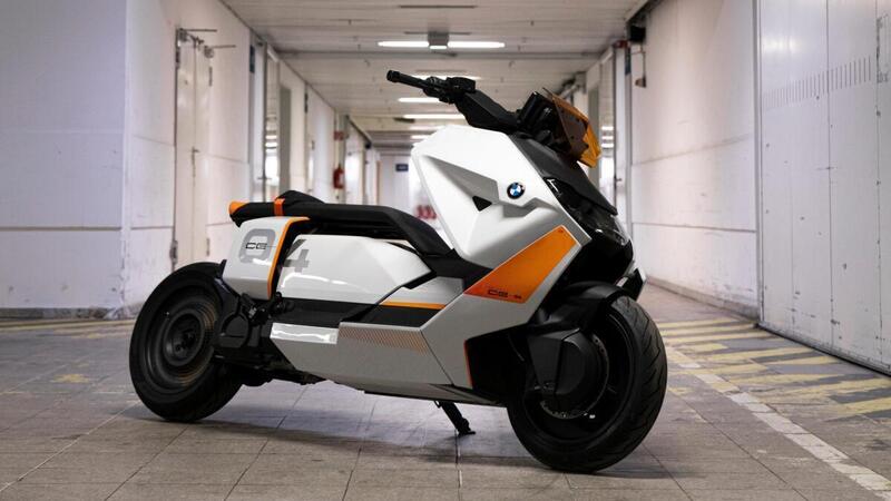 BMW. Dal 2025 solo mezzi elettrici per la citt&agrave;