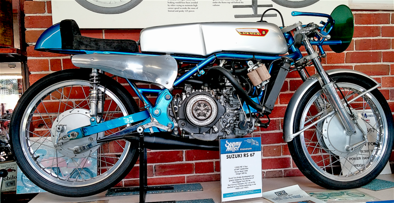 La Suzuki RS 67 aveva un motore a due tempi quadricilindrico a L di 125 cm3. L&rsquo;ammissione era a disco rotante, il raffreddamento era ad acqua e la potenza di ben 42 cavalli. Ha preso parte a una sola gara, al termine della stagione 1967