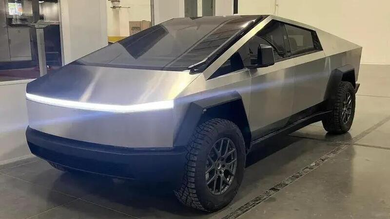 Tesla Cybertruck, eccolo dal vivo: non sembra ancora vero [tesla-tergi surreale]