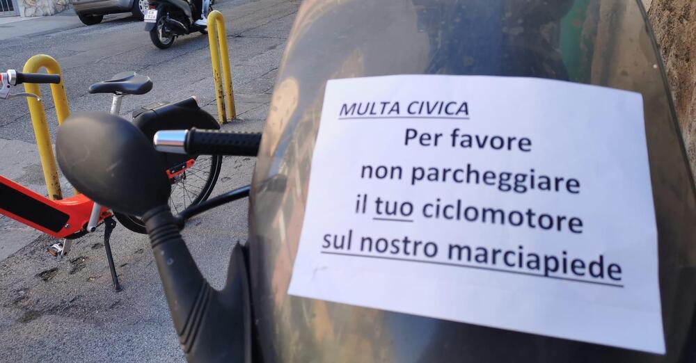 Parcheggia il maxi scooter sul marciapiede, lite tra un medico e un consigliere regionale della Campania [VIDEO]