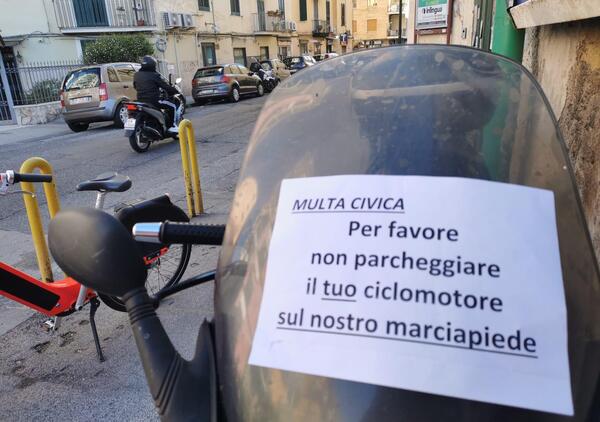 Parcheggia il maxi scooter sul marciapiede, lite tra un medico e un consigliere regionale della Campania [VIDEO]
